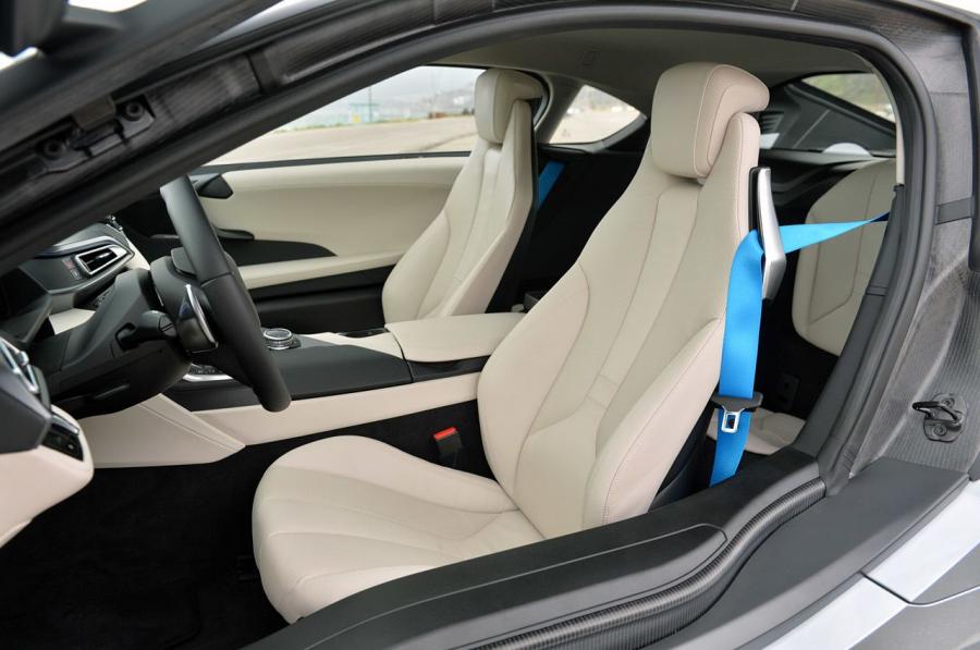  BMW i8 2014 года  (фото 151 из 180)